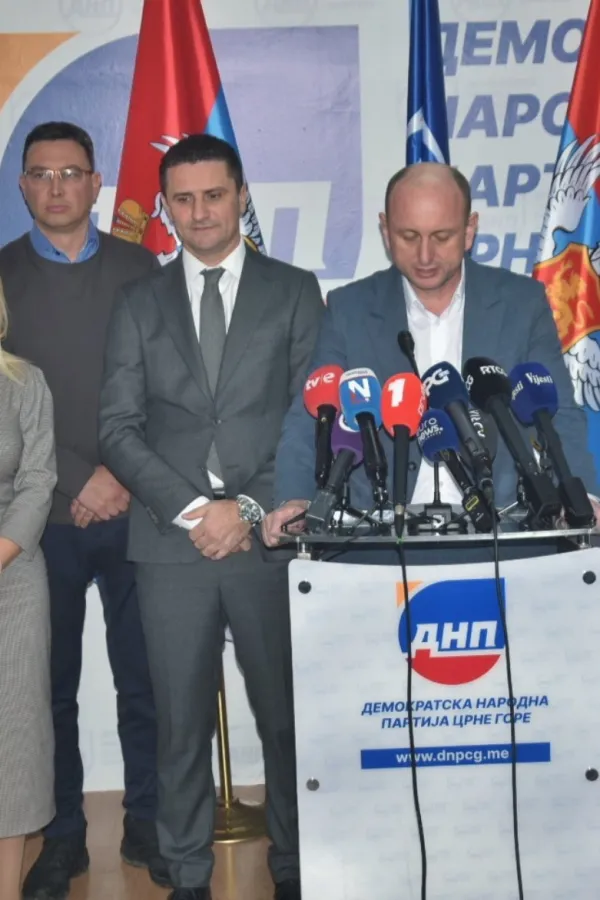 Vladu okrznuli, Podgoricu oborili, Mandića zamislili