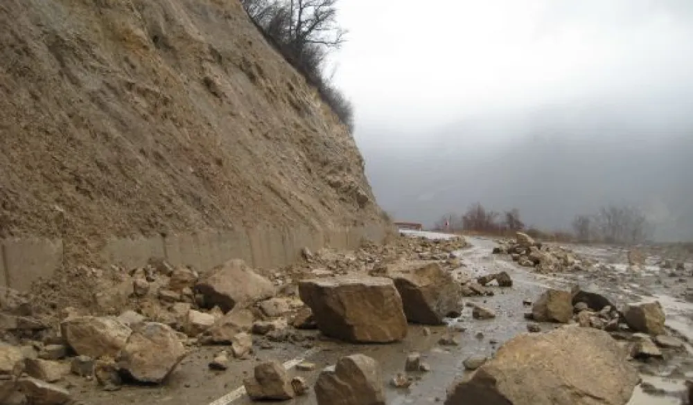 (VIDEO) Odron na putu Foča - Pljevlja, dio brda se sručio na put