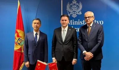 Ambasada Kine donirala defibrilatore Zavodu za hitnu medicinsku pomoć