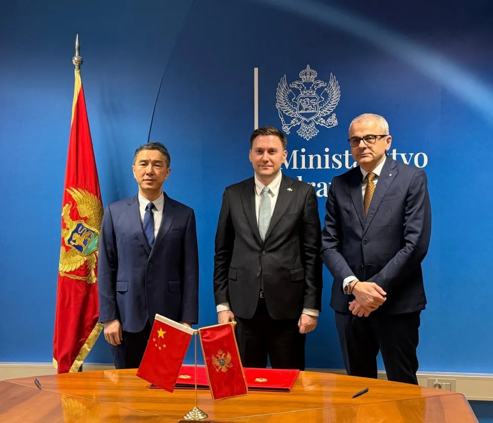 Ambasada Kine donirala defibrilatore Zavodu za hitnu medicinsku pomoć