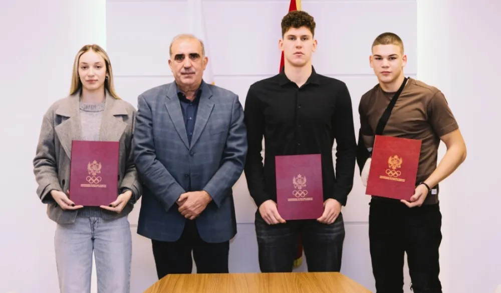 Dobitnici stipendija sa predsjednikom Du&scaron;anom Simonovićem