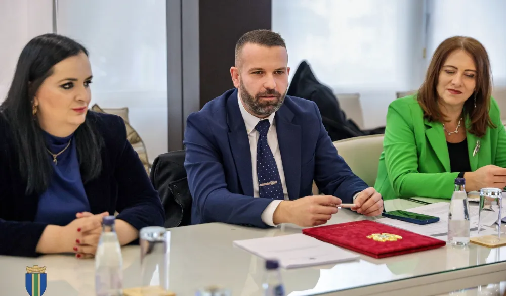  Raičević sa ministarkom Ni&scaron;ić i direktorom Zavoda za zapo&scaron;ljavanje Perčobićem 