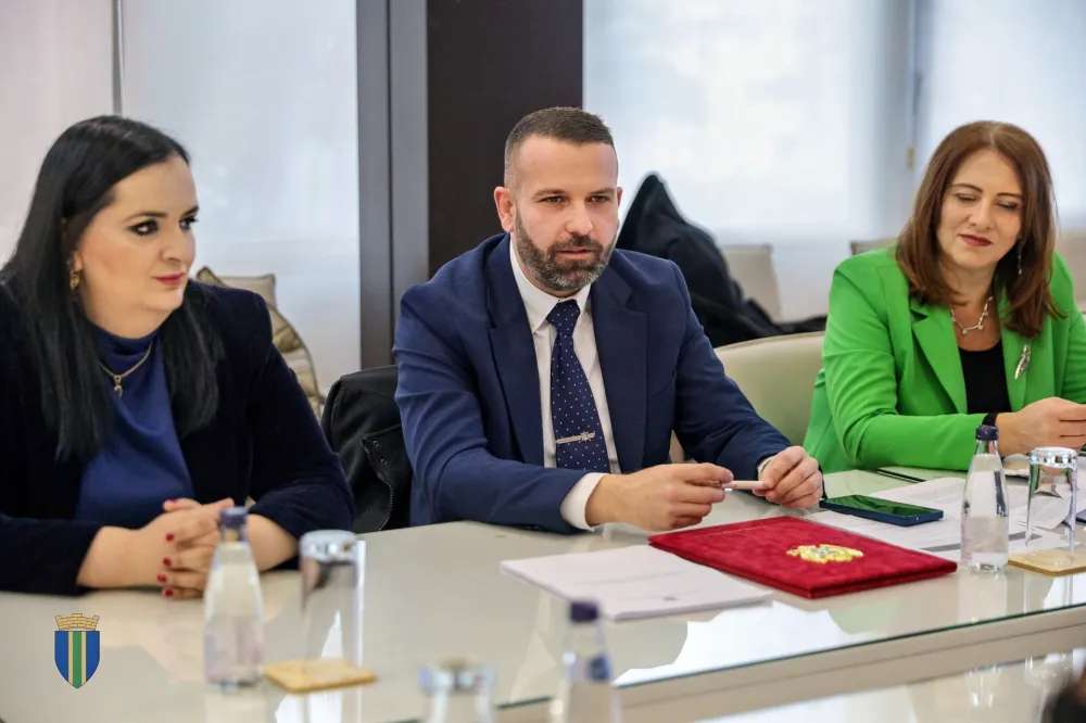  Raičević sa ministarkom Ni&scaron;ić i direktorom Zavoda za zapo&scaron;ljavanje Perčobićem 