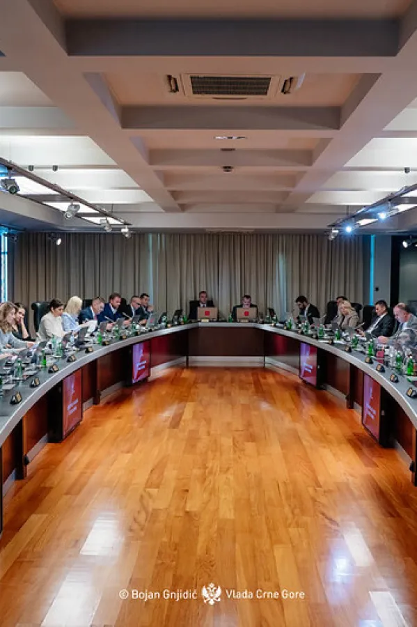 Crnogorska izvr&scaron;na vlast brojnija od vlada svjetskih sila: Državu sveli na partije