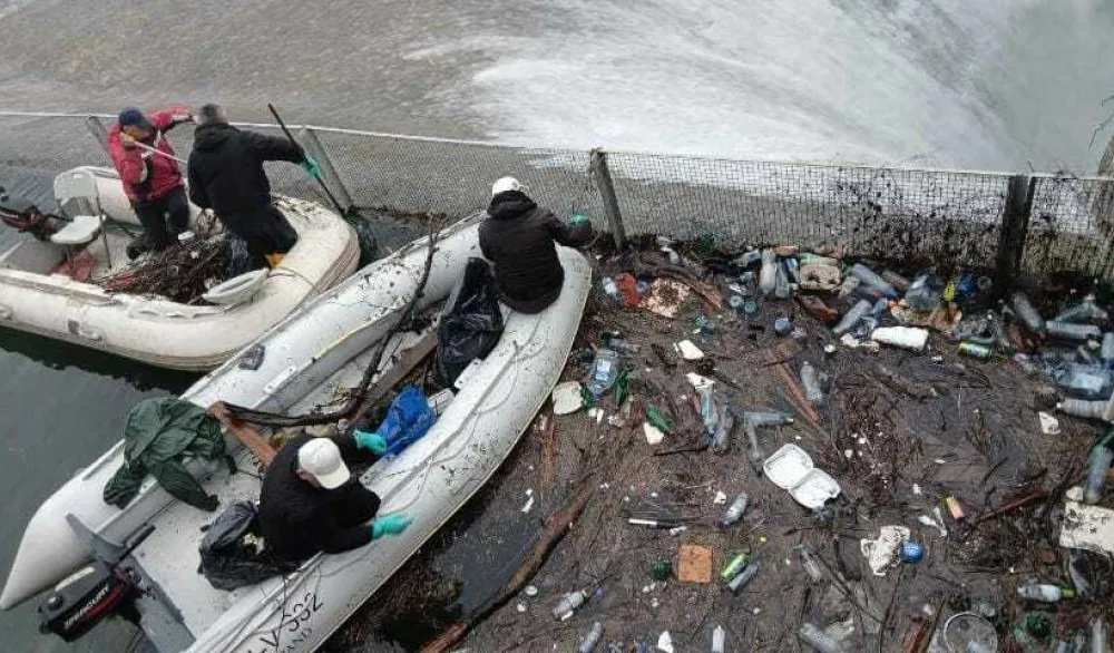 Tone smeća pritiskale ogradu na Slanom jezeru