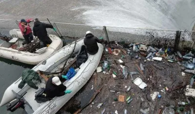 Tone smeća pritiskale ogradu na Slanom jezeru