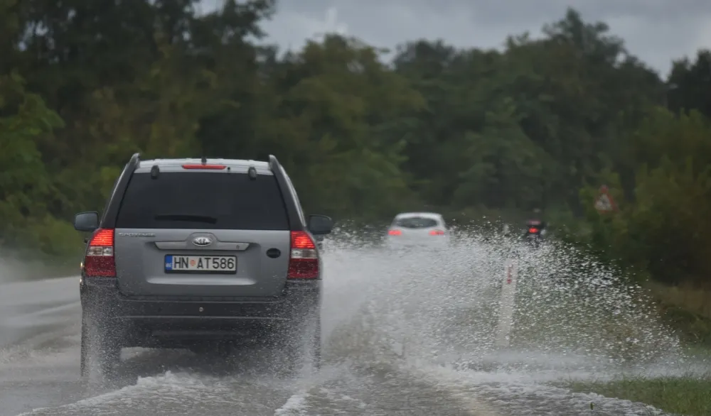 Putevi mokri, vidljivost smanjena