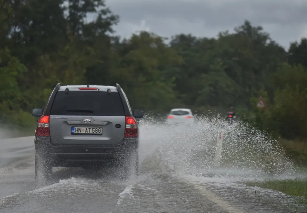 Putevi mokri, vidljivost smanjena