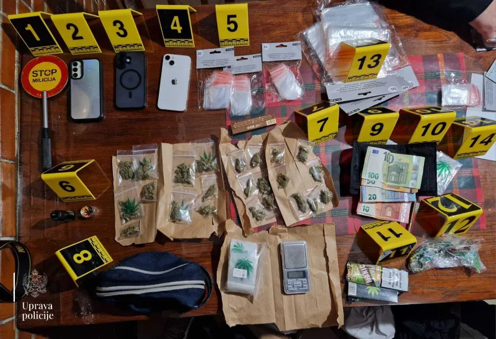 Uhap&scaron;en Podgoričanin: Pronađena pakovanja marihuane, novac, policijska palica, noževi, elektro&scaron;oker