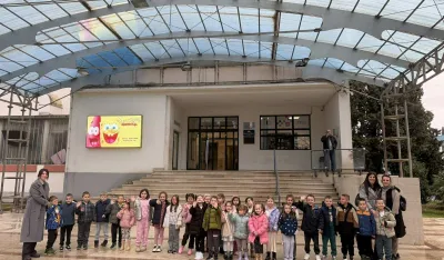 (FOTO) Djeca vrtića &bdquo;Petar Pan&ldquo; gledala predstavu: Lekcija i zabava sa scene