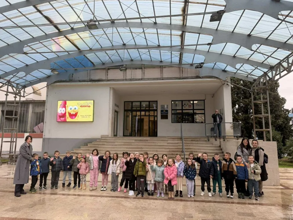 (FOTO) Djeca vrtića &bdquo;Petar Pan&ldquo; gledala predstavu: Lekcija i zabava sa scene