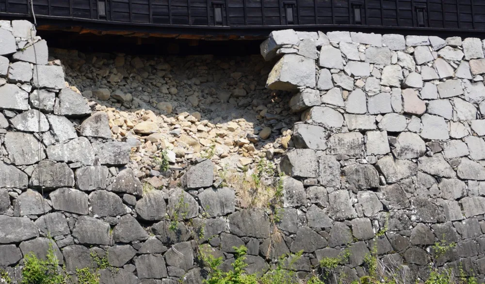 (FOTO) Uru&scaron;io se zid manastira: Poginula djeca