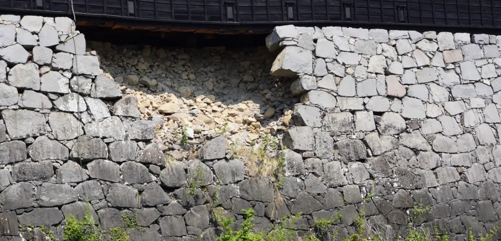 (FOTO) Uru&scaron;io se zid manastira: Poginula djeca