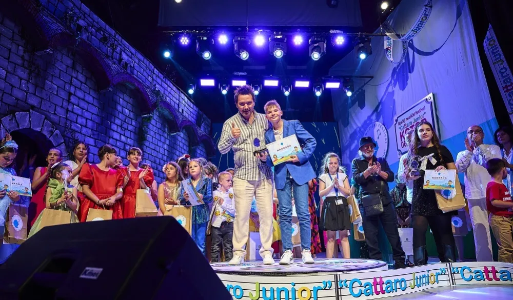 Stevan Faddy sa Ivanom Vojnićem, nagrađenim u kategoriji Najbolji mladi autor (za pjesmu,,Kad jastuci progovore") Cattaro Junior 2025