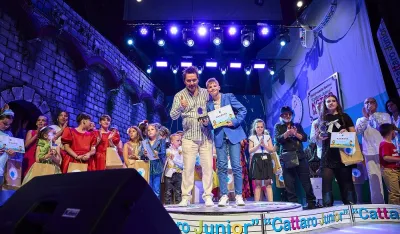 Stevan Faddy sa Ivanom Vojnićem, nagrađenim u kategoriji Najbolji mladi autor (za pjesmu,,Kad jastuci progovore") Cattaro Junior 2025