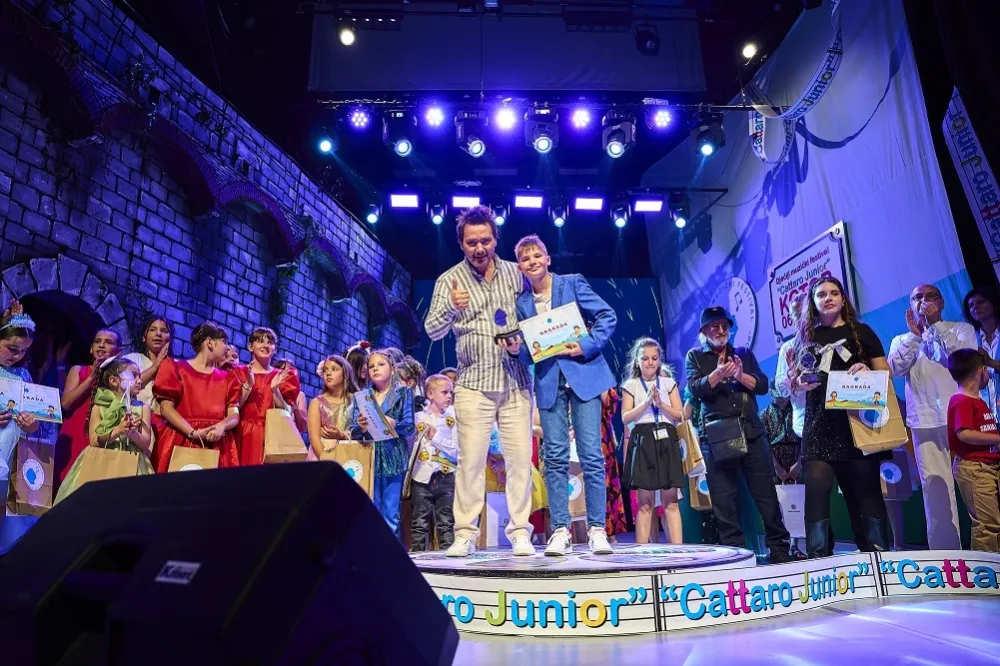 Stevan Faddy sa Ivanom Vojnićem, nagrađenim u kategoriji Najbolji mladi autor (za pjesmu,,Kad jastuci progovore") Cattaro Junior 2025
