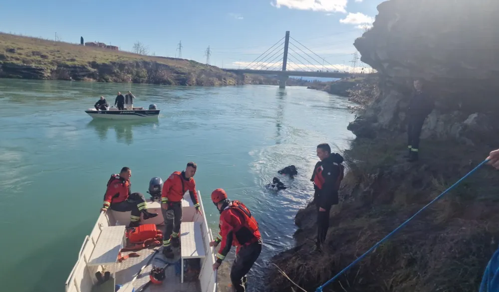 (FOTO) Vozilo sletjelo u Moraču, angažovani ronioci - Mijajlović: Uslovi potrage veoma te&scaron;ki