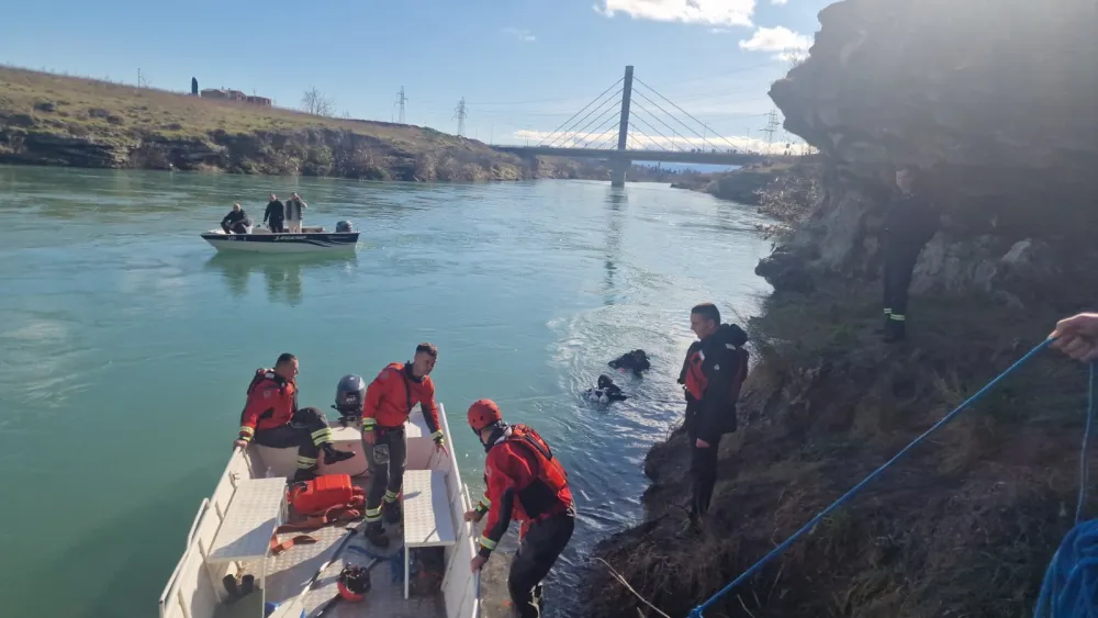 (FOTO) Vozilo sletjelo u Moraču, angažovani ronioci - Mijajlović: Uslovi potrage veoma te&scaron;ki