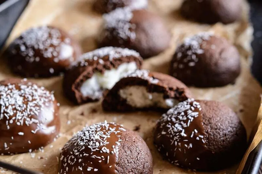 Napravite neodoljive čokoladne keksiće punjene kokosom