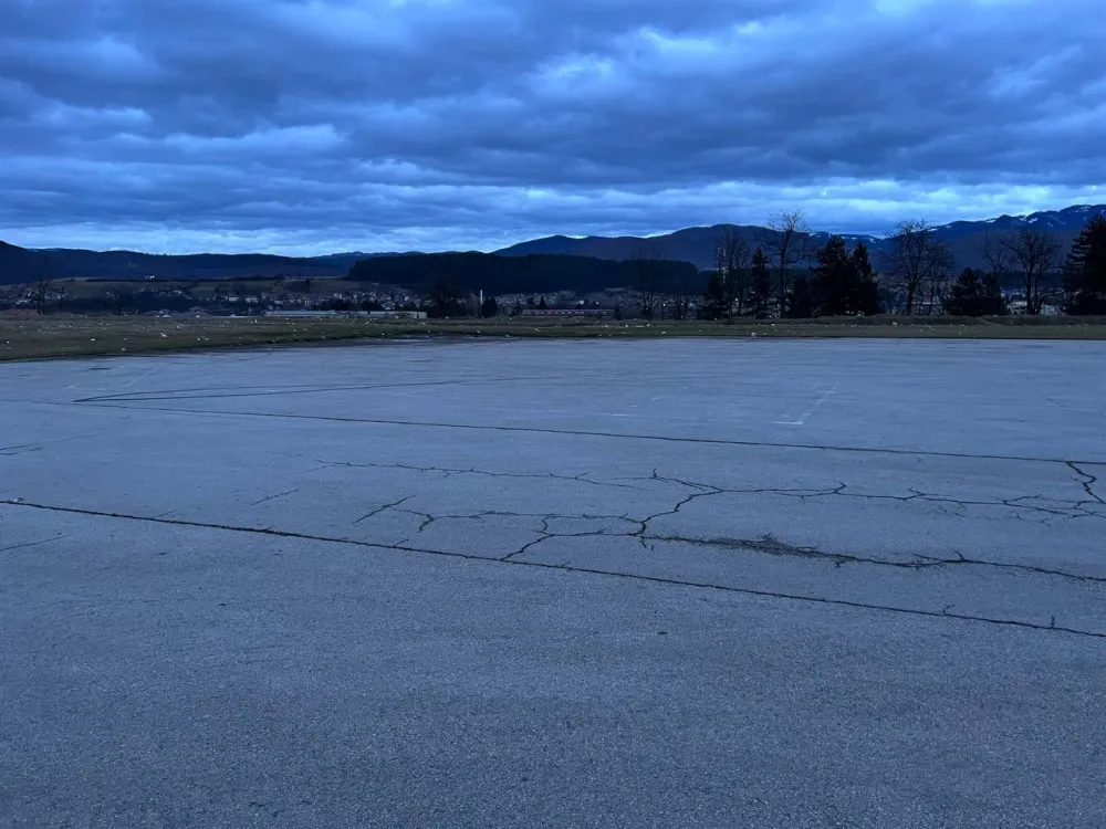 Аеродромска писта и даље чека авионе