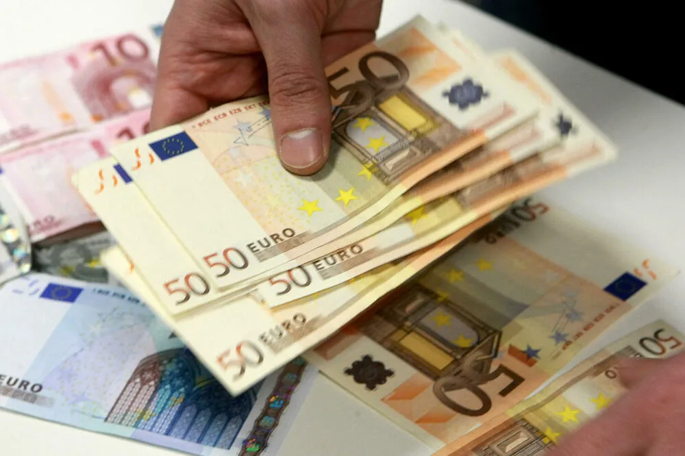 Glomazni državni aparat je motor deficita budžeta