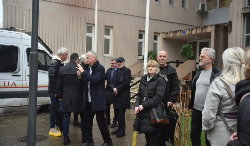 (FOTO/ VIDEO) Protest ispred Osnovnog suda: Nastavlja se progon građana