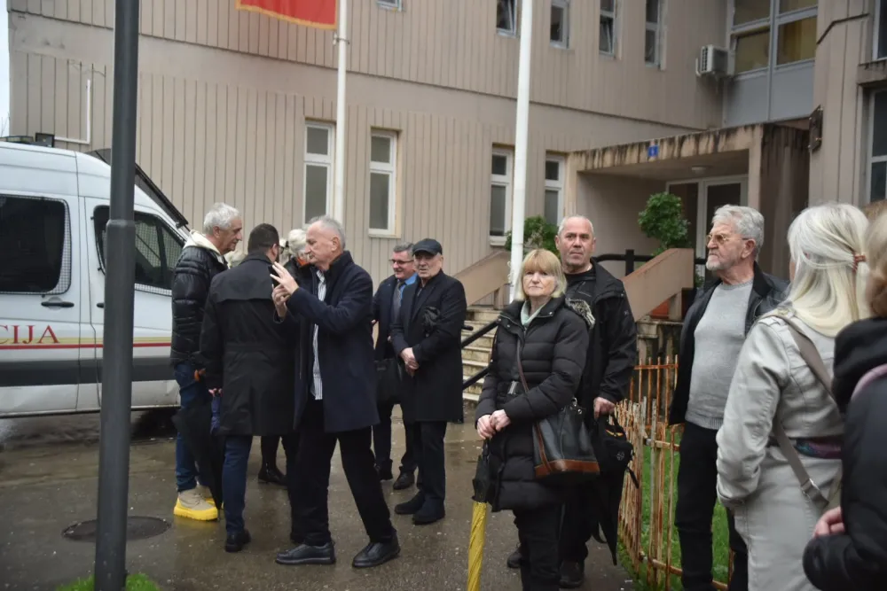 (FOTO/ VIDEO) Protest ispred Osnovnog suda: Nastavlja se progon građana