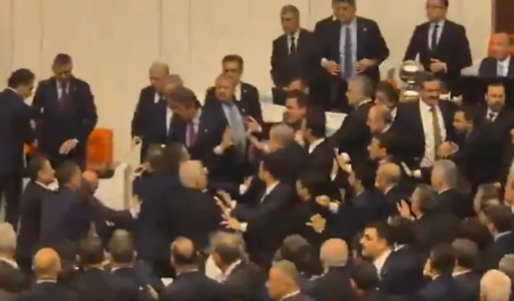 Tuča poslanika u turskom parlamentu tokom polaganja zakletve novog ministra pravde