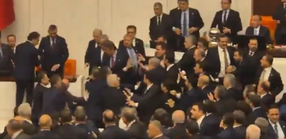 Tuča poslanika u turskom parlamentu tokom polaganja zakletve novog ministra pravde