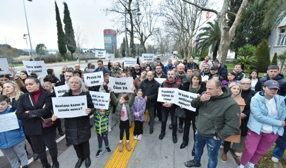 Protest protiv Zakona o obaveznoj imunizaciji djece