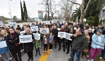 Протест испред Скупштине