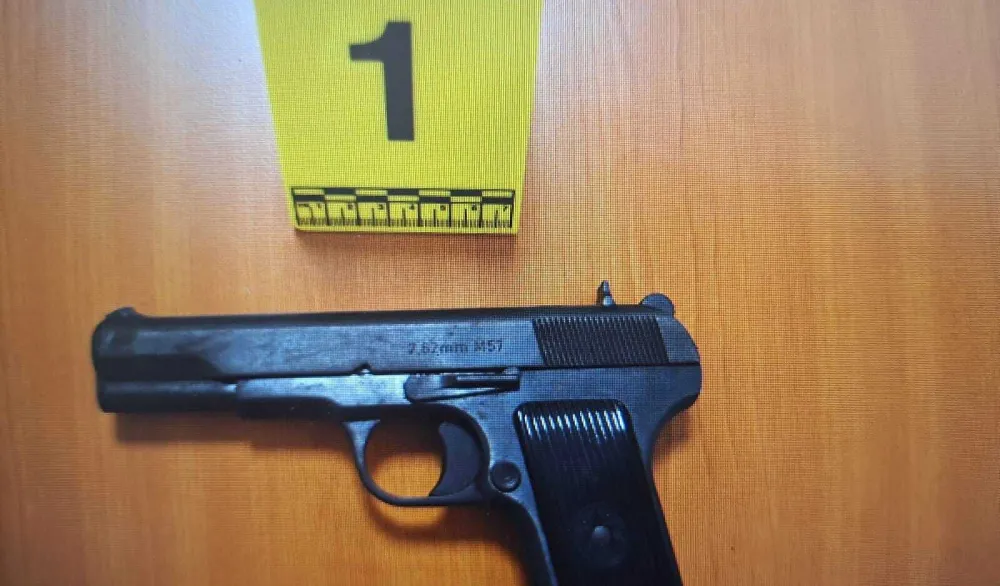 Policija Rožajama tokom pretresa prona&scaron;la i oduzela pi&scaron;tolj i tablete sa liste opojnih droga