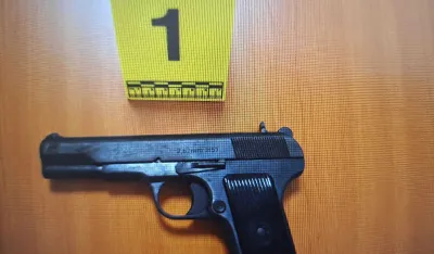 Policija Rožajama tokom pretresa prona&scaron;la i oduzela pi&scaron;tolj i tablete sa liste opojnih droga