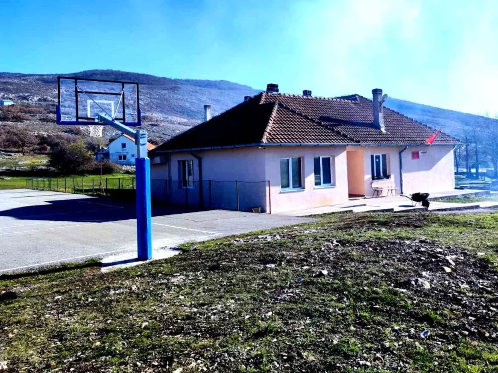 U &scaron;koli kod Nik&scaron;ića dječak zadobio te&scaron;ke tjelesne povrede, hitno prevezen u Klinički centar