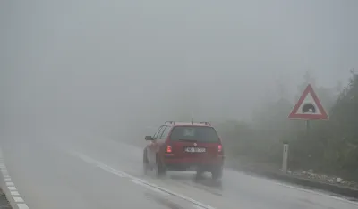 Saobraća se po pretežno mokrim putevima uz maglu mjestimično
