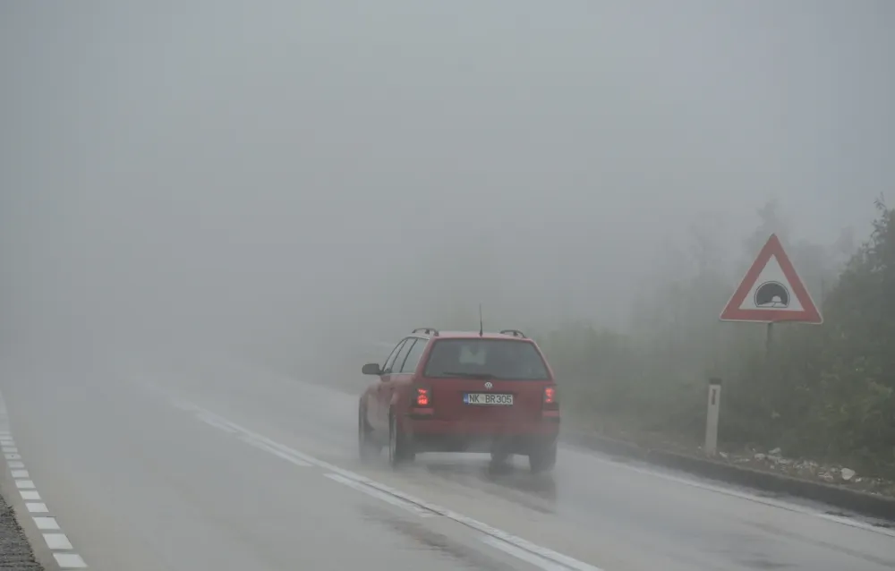 Saobraća se po pretežno mokrim putevima uz maglu mjestimično