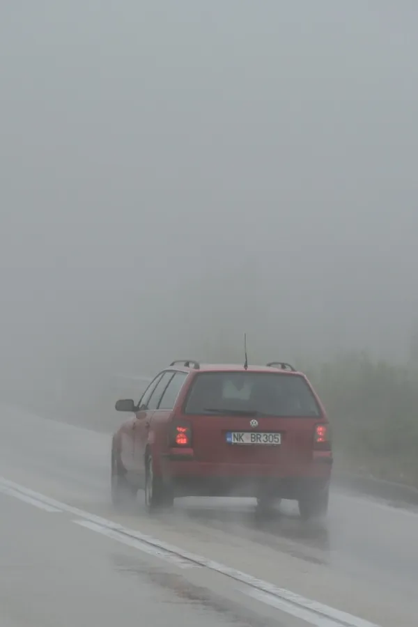 Saobraća se po pretežno mokrim putevima uz maglu mjestimično