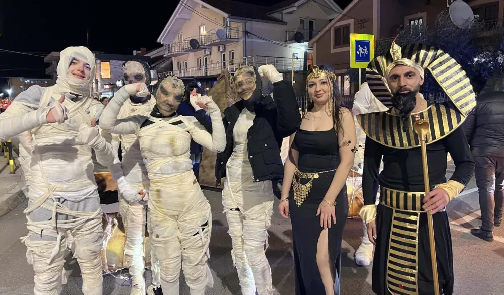 (FOTO/VIDEO) Karneval u Tuzima: Vje&scaron;tica &bdquo;telefon&rdquo; platila za noći bez sna i listanje bez dna