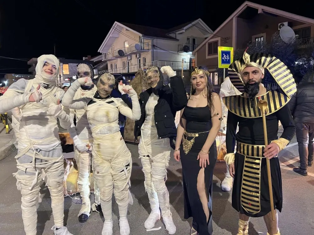 (FOTO/VIDEO) Karneval u Tuzima: Vje&scaron;tica &bdquo;telefon&rdquo; platila za noći bez sna i listanje bez dna