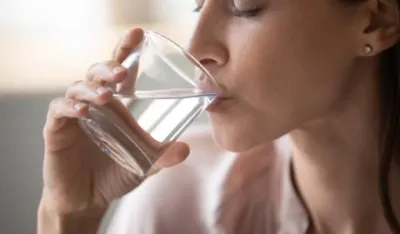 Kako ispijanje tople vode uveče utiče na spavanje?