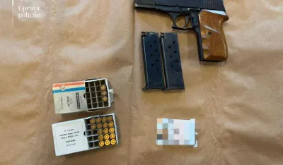 UP: U pretresima u Zeti i Tuzima oduzeta dva pi&scaron;tolja, municija, balistički prsluk i blindirana vozila