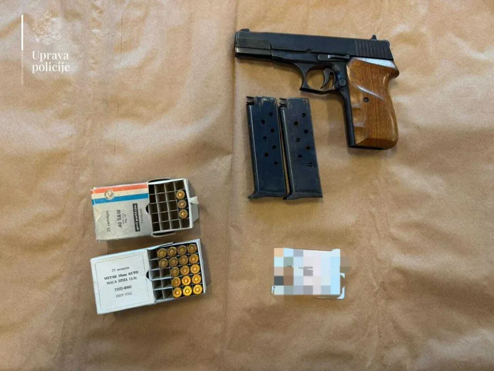 UP: U pretresima u Zeti i Tuzima oduzeta dva pi&scaron;tolja, municija, balistički prsluk i blindirana vozila