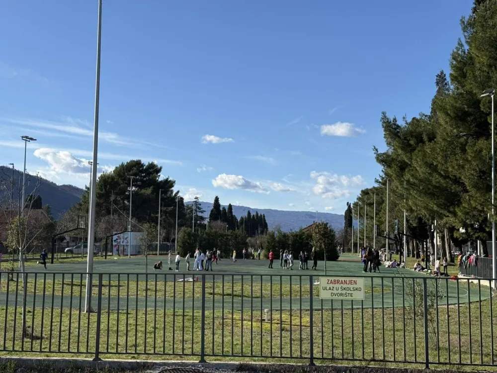 Uprava poručila mje&scaron;tanima Tolo&scaron;a: Teren O&Scaron; "Novka Ubović" je samo za &scaron;kolske aktivnosti