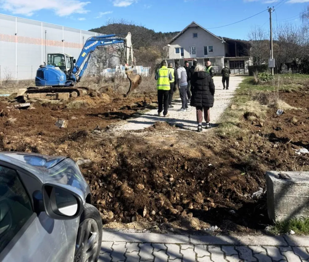Izgradnjom poslovnog objekta kompanije "Okov" Miju&scaron;kovići tvrde im je zatvoren put do kućnog praga