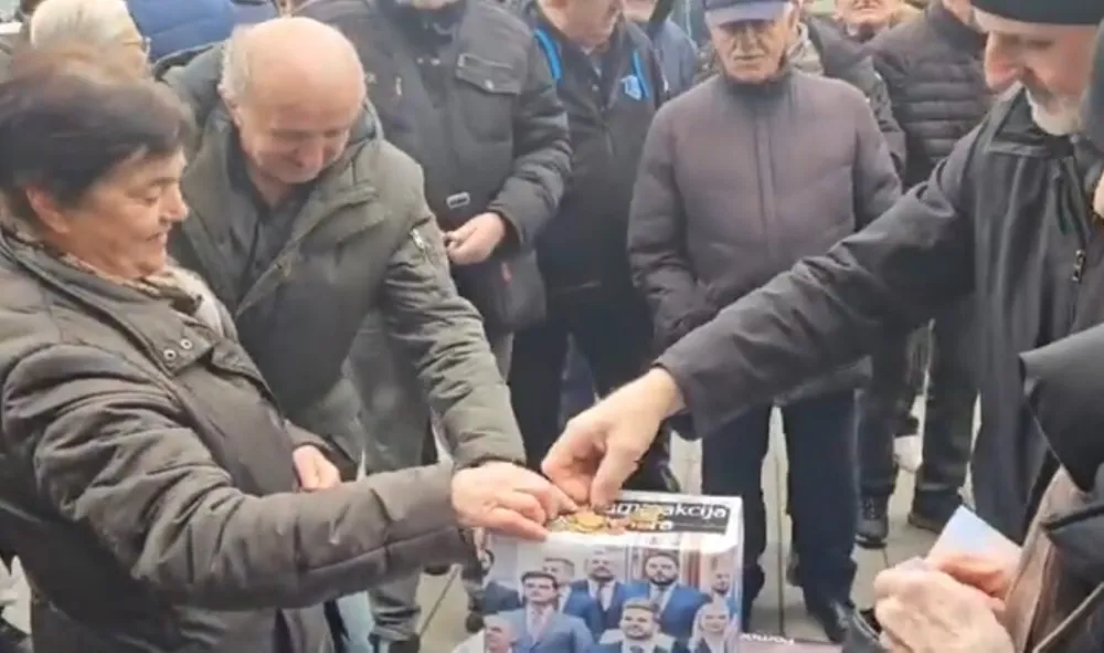 (VIDEO) Penzioneri u Bijelom Polju skupljaju pare za Spajića i članove Vlade