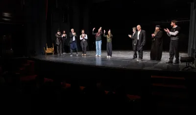 Aplauz za prevodioce i glumce predstave