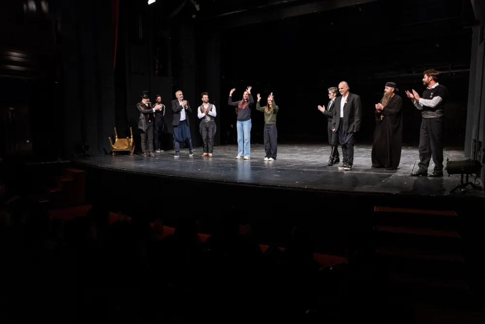 Aplauz za prevodioce i glumce predstave