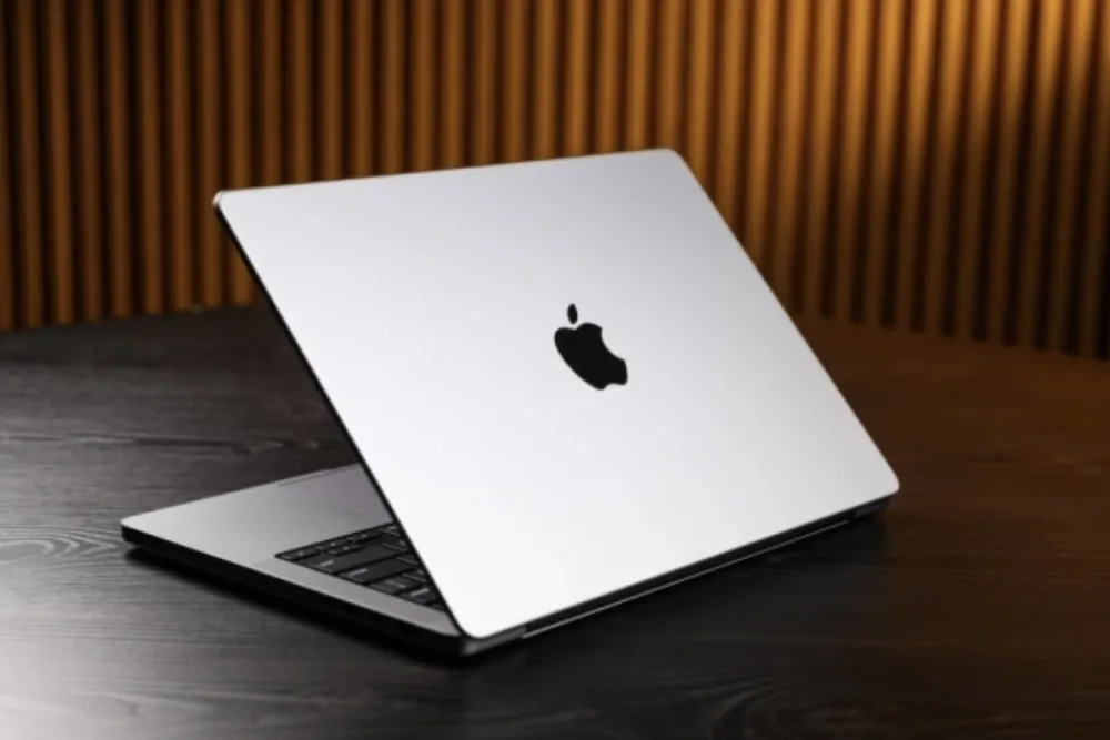 Apple sprema revoluciju: MacBook sa iPhone čipom stiže sledećeg mjeseca u duginim bojama