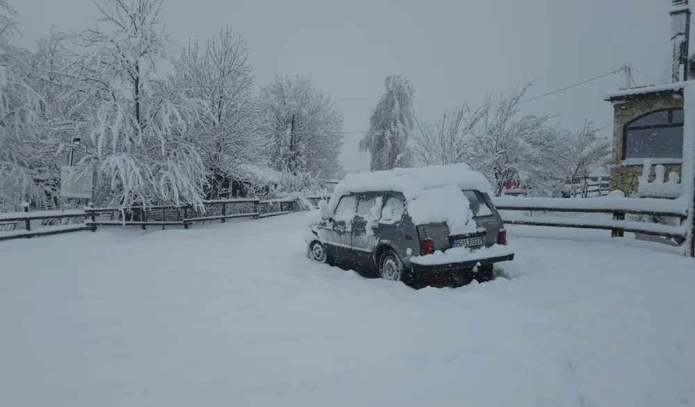 (FOTO/VIDEO) Neprohodan put ka Kučkim Koritima, čekaju čistač