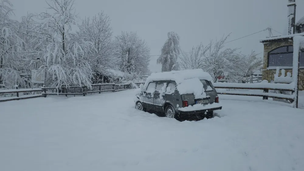 (FOTO/VIDEO) Neprohodan put ka Kučkim Koritima, čekaju čistač